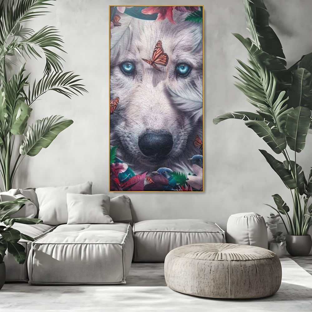 Tablou canvas cu tablou canvas cu lup alb si fluturi, in rama de aluminiu auriu, pe perete intr-un living